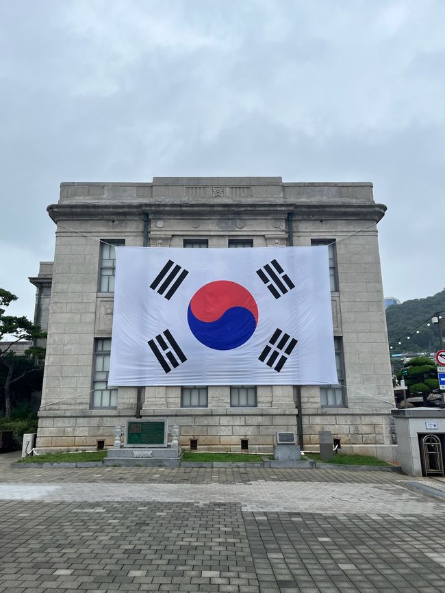 목포시, 광복 80주년 맞아 근대역사관에 대형 태극기 게시