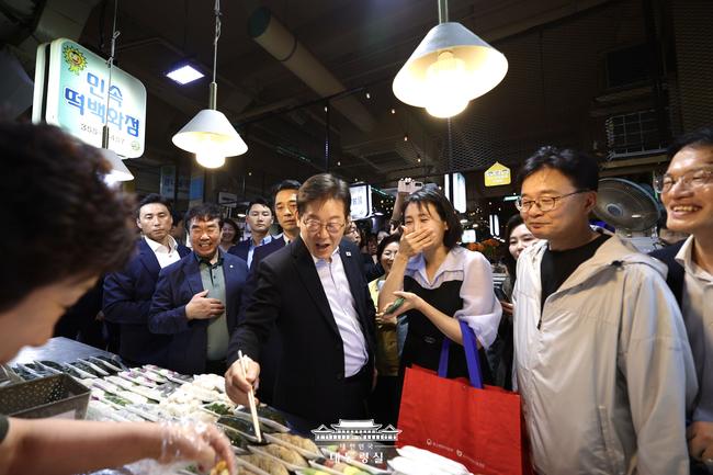 이재명 대통령 내외, 은평 연서시장 깜짝 방문…“소상공인 살아야 경제 산다”